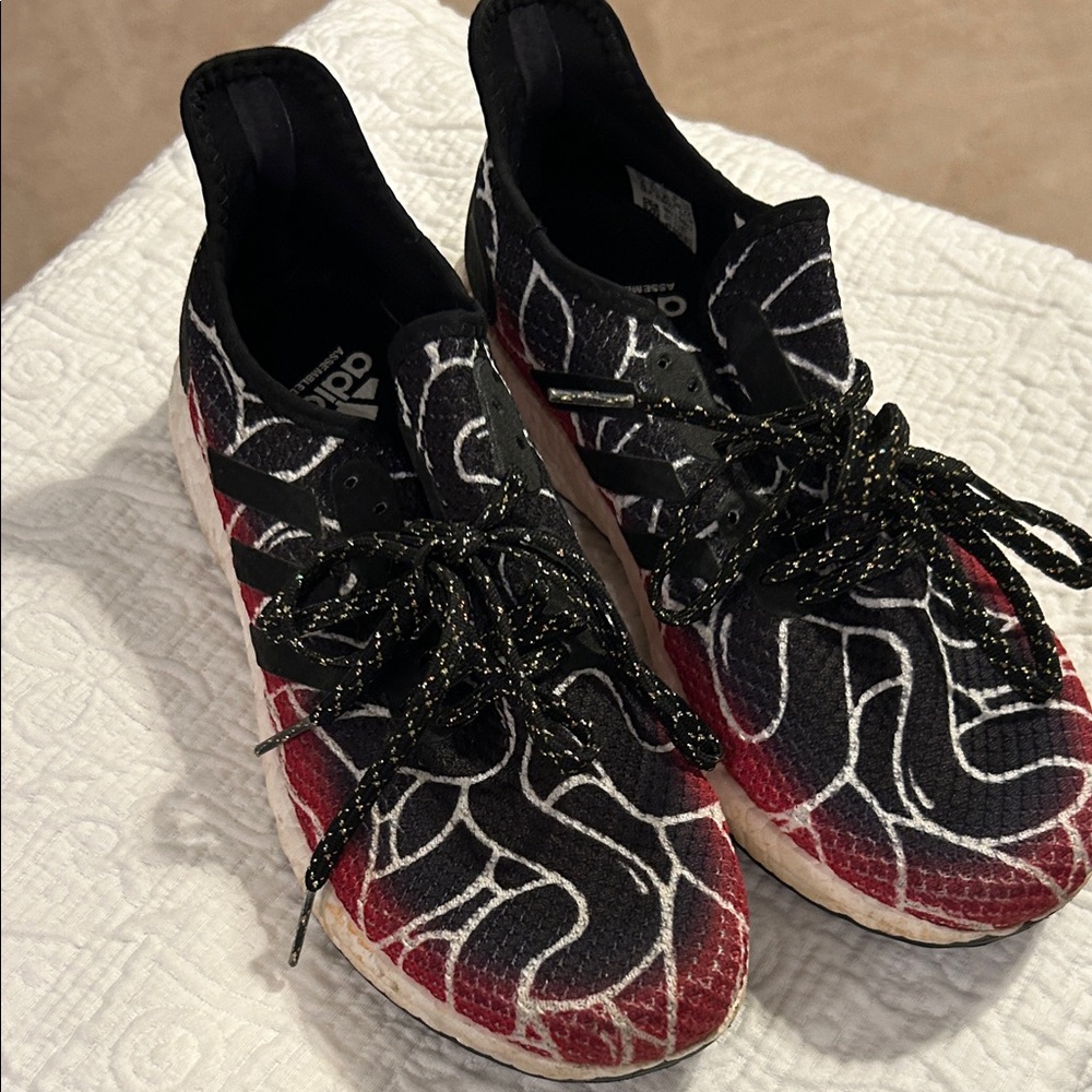 adidas Black, Red & White Abstract Knit Running Shoes. Mens size 6. W: size 8